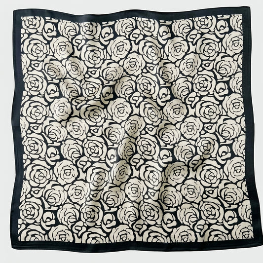 Seidenschal mit Kamelien-Motiv